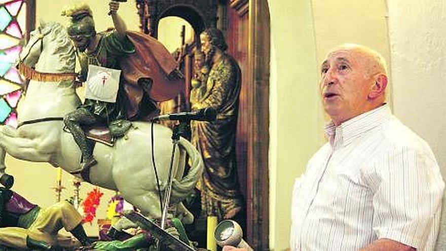 Arsenio González, durante su pregón, en la iglesia de San Andrés, con una imagen de Santiago Matamoros al fondo.