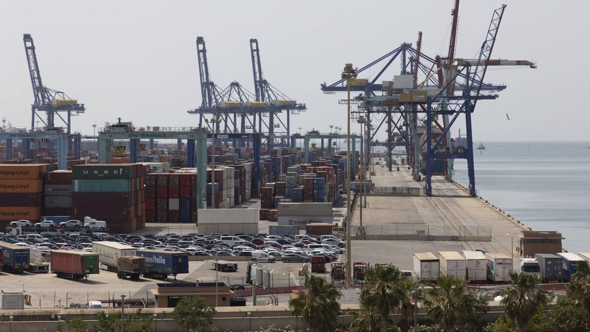 Vistas del puerto de València, llena de contenedores.