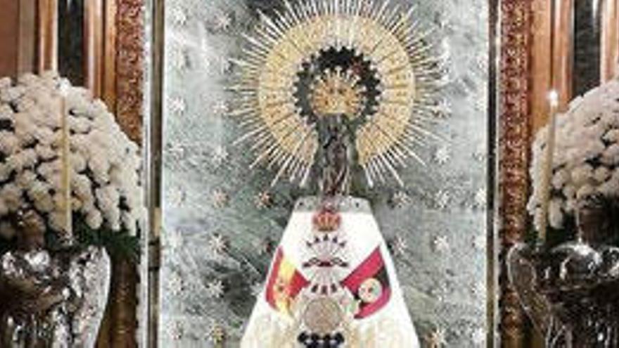 Polémica por colocar a la Virgen del Pilar un manto de Falange Española