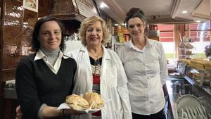 Por la izquierda, Susana González, con un par de bocadillos, Ana Menéndez y Esther Pérez, en el establecimiento de Cornellana.