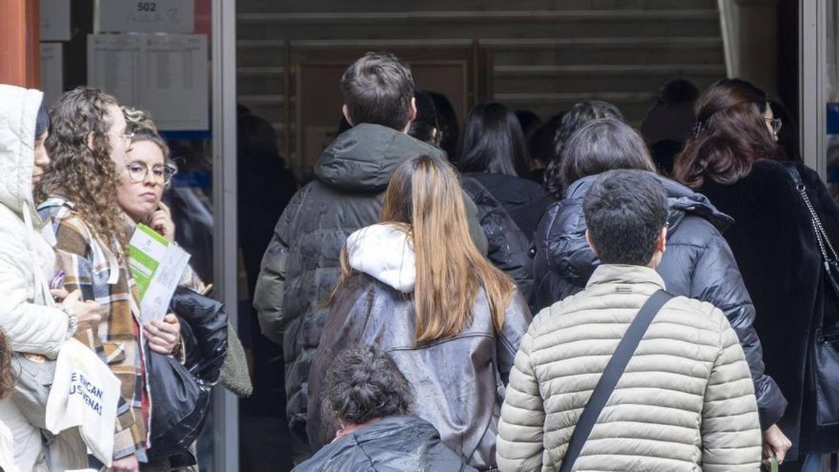 Médicos entran al último examen MIR.