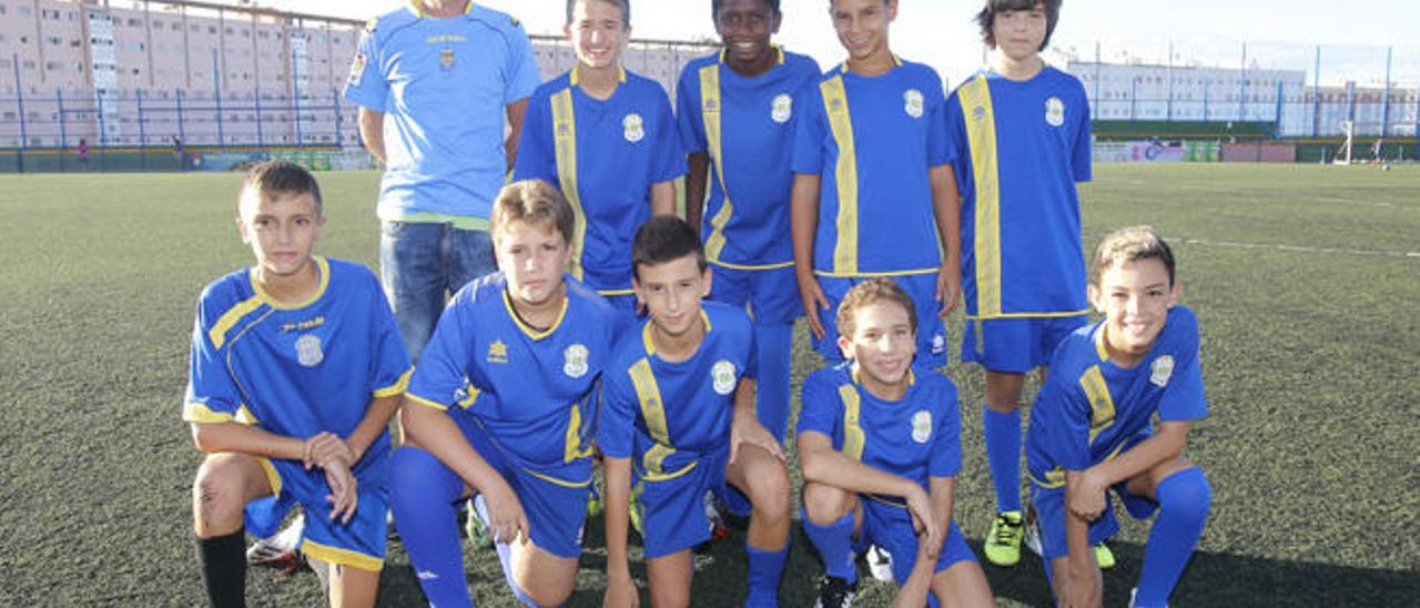 Grupo de nueve jugadores del infantil, con el técnico Goliat Torrero.