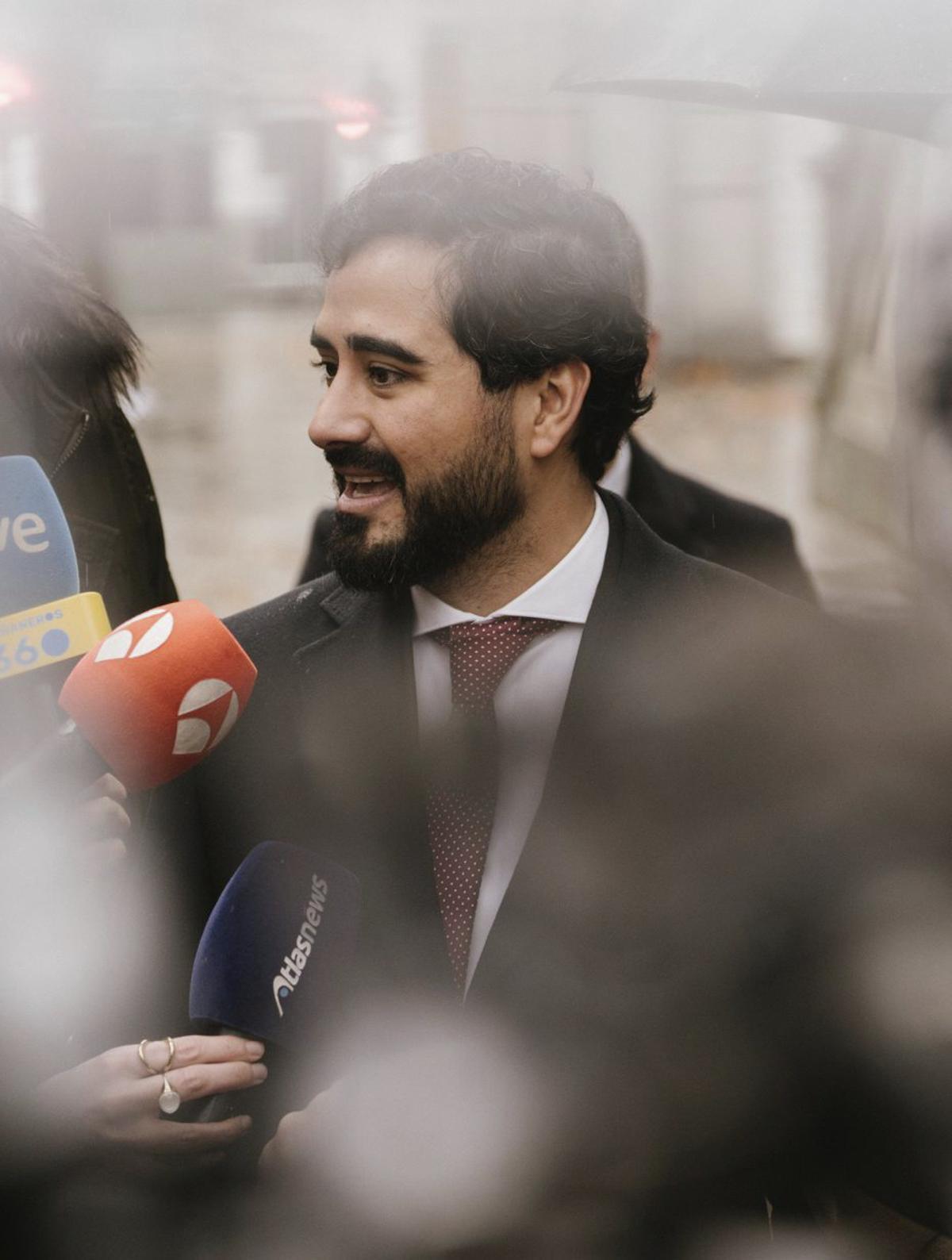 Vox mira de reüll Alvise i utilitzarà  la seva "corrupció" per atacar-lo