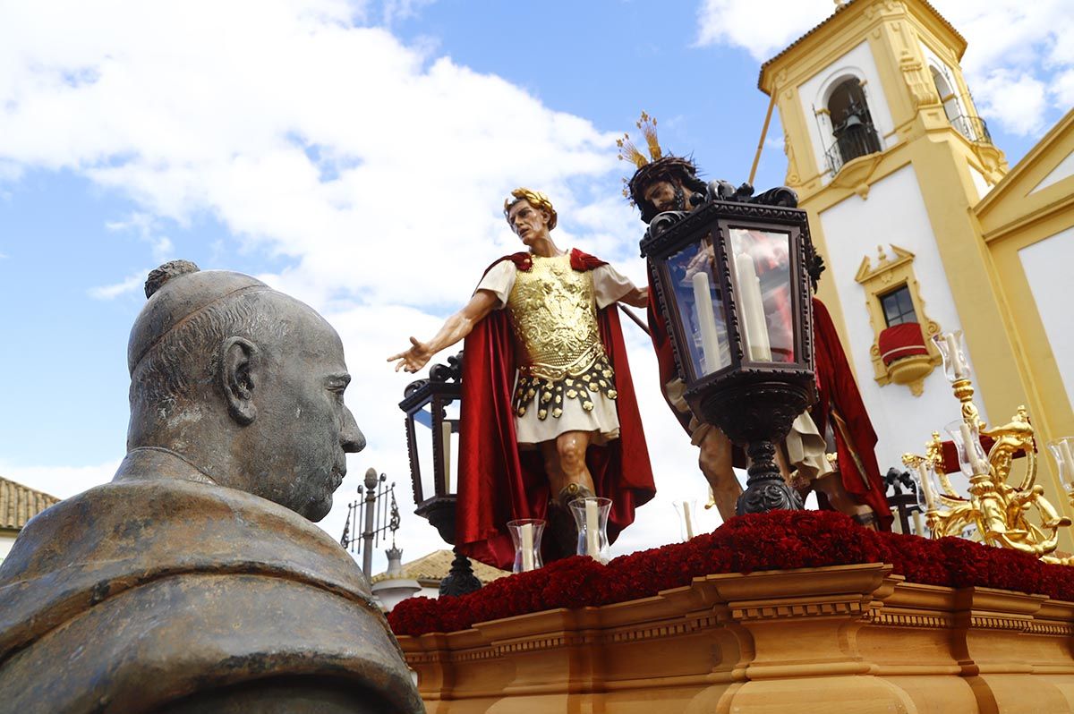 La salida procesional dela  Presentación al pueblo de Jesús de los Afligidos, en imágenes