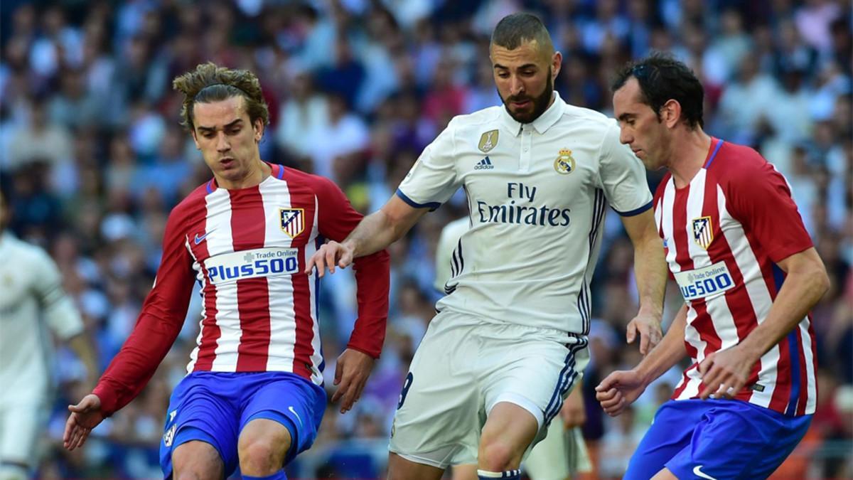 Griezzman, Benzema y Godín durante el derbi madrileño de la 31 jornada de la Liga Santander