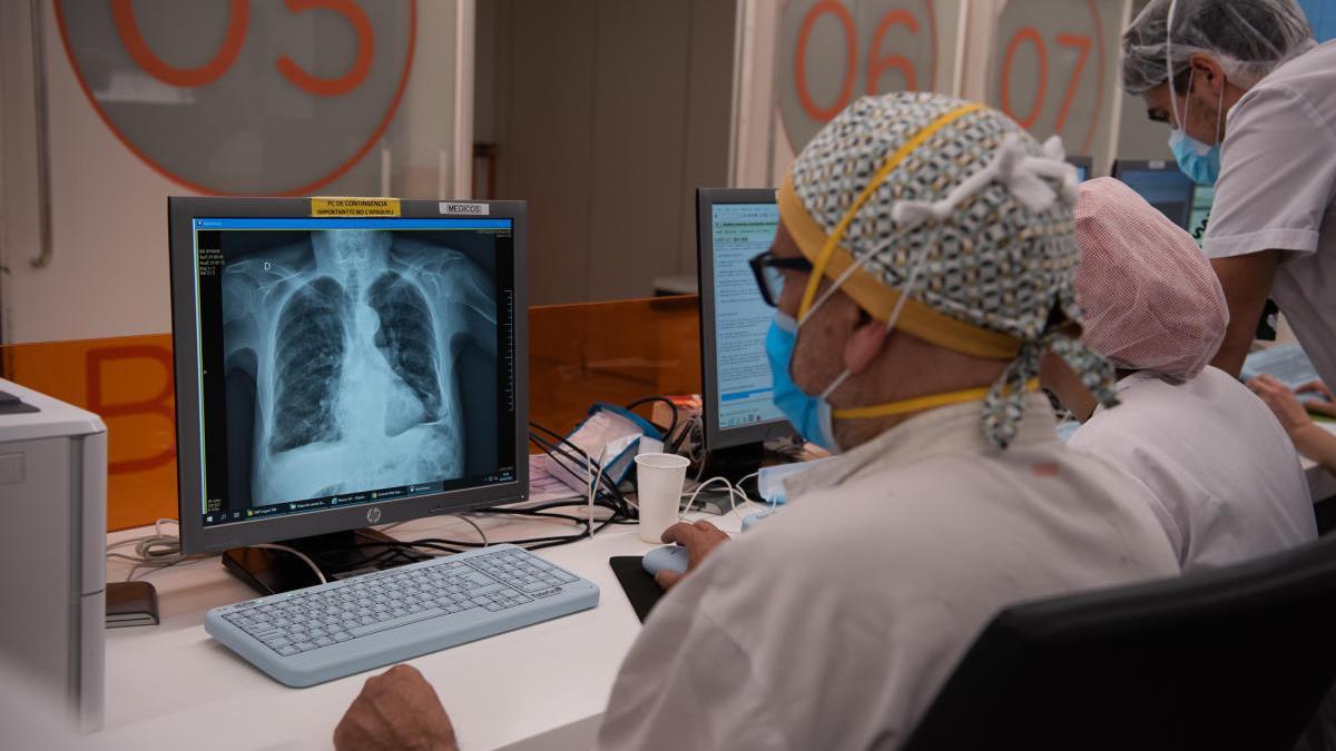 Metges de l&#039;Hospital Clínic treballen durant la pandèmia de covid-19.