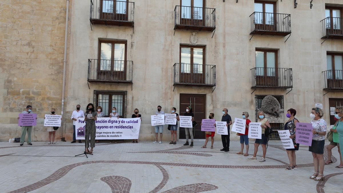Un momento de la concentración en la Plaça de Baix este lunes de familiares de usuarios de la residencia Altabix de Elche