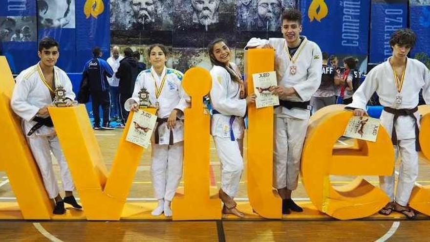 De izquierda a derecha, Javier Corral, Elisa Fernández, Alba Barreiro, Pablo Menéndez y Adrián Gutiez