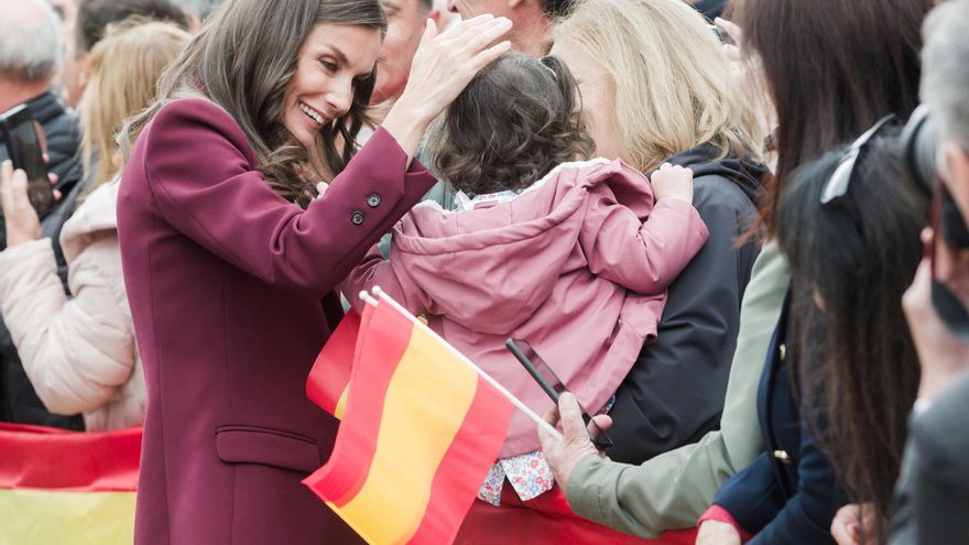La Reina Letizia recupera su traje más versátil y favorecedor en su visita a Brañosera con el Rey Felipe