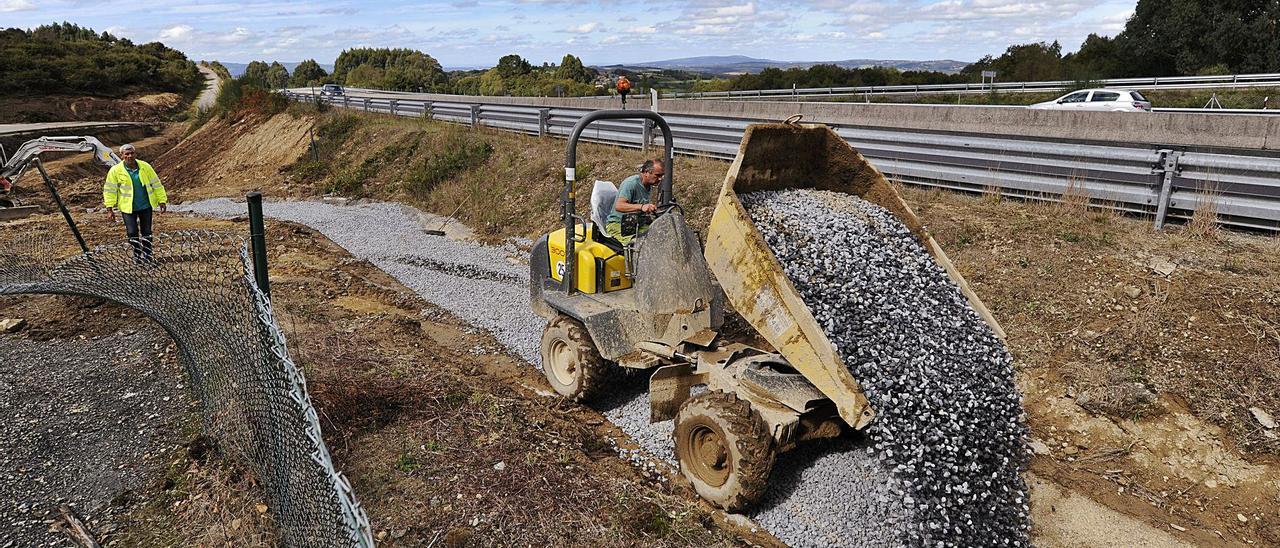 Las obras del enlace de Dozón arrancaron días atrás y tienen un plazo de ejecución de seis meses. |   // BERNABÉ/JAVIER LALÍN