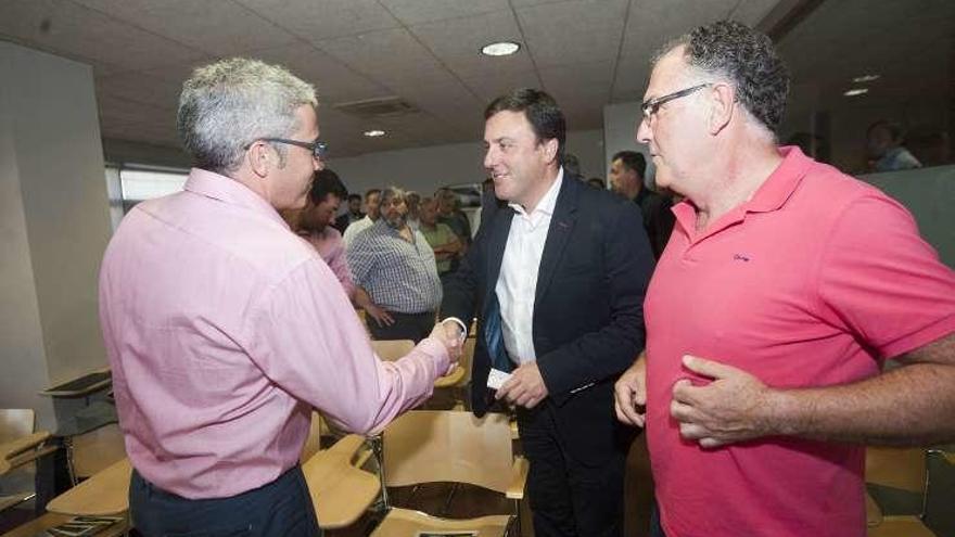 El presidente de la Diputación, en el centro, antes de su charla.