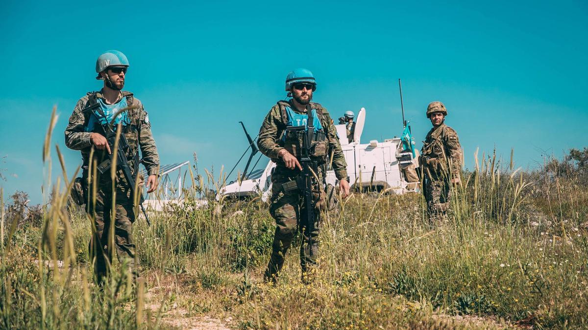 Militares de la Brigada X en un punto de control de los cascos azules, en el sur del Líbano.