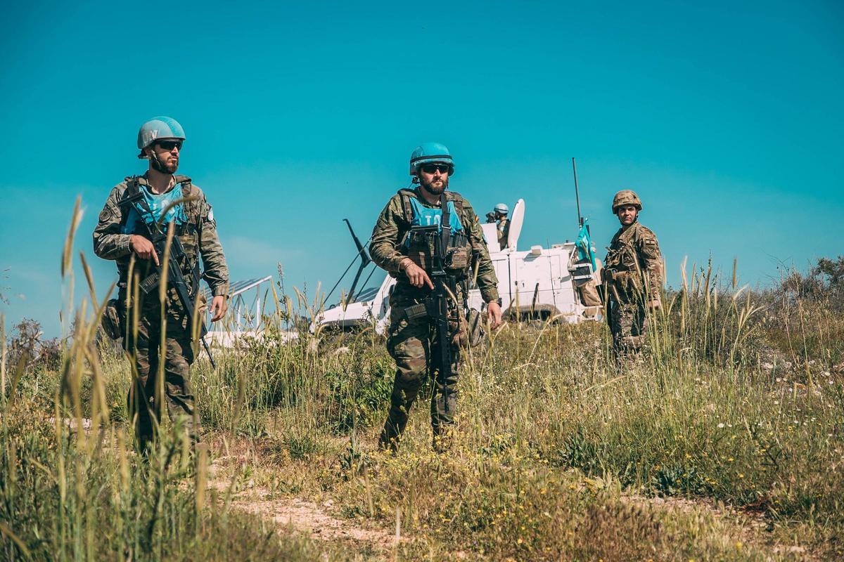 Militares de la Brigada X en un punto de control de los cascos azules, en el sur del Líbano.