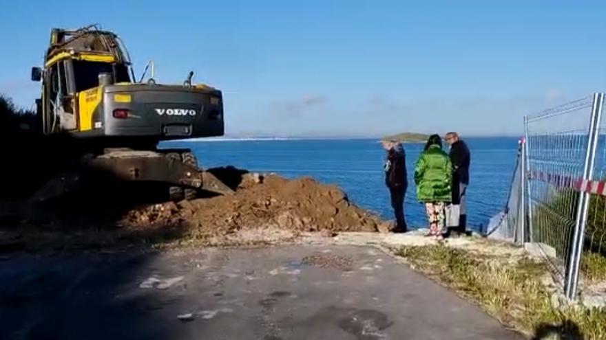 Tres vecinas se plantan frente a la excavadora para impedir las obras en Cala del Pino de La Manga