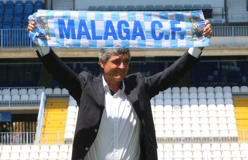 Juande Ramos regresa al Málaga CF. El jeque Al-Thani le ha acompañado en su presentación.