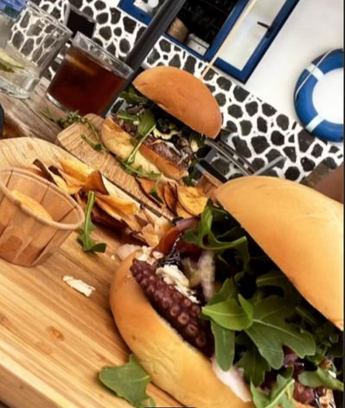 Imagen de hamburguesas del 'Tsunami Gastrobar', en El Cotillo, Fuerteventura.