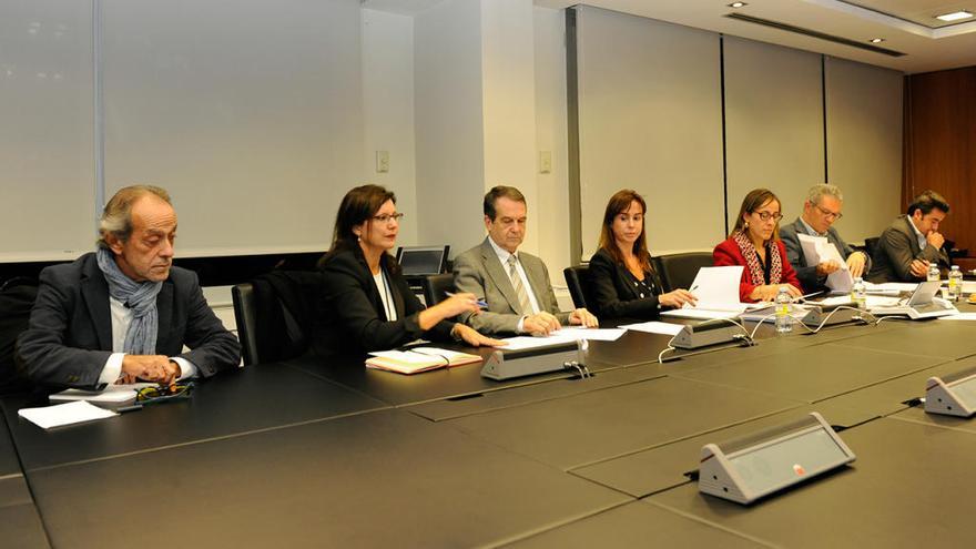 Isabel Pardo de Vera, en el centro, con Caballero, Caride, Vázquez, Maestro y responsables de Adif. // FdV