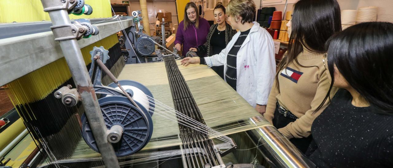 Estudiantes de FP del IES Cotes Baixes de Alcoy en el ciclo de Textil y Confección