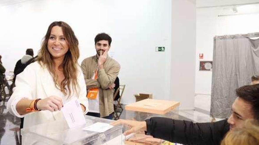 Pino introduce ayer su voto en una urna en la Casa das Artes. // Fdv