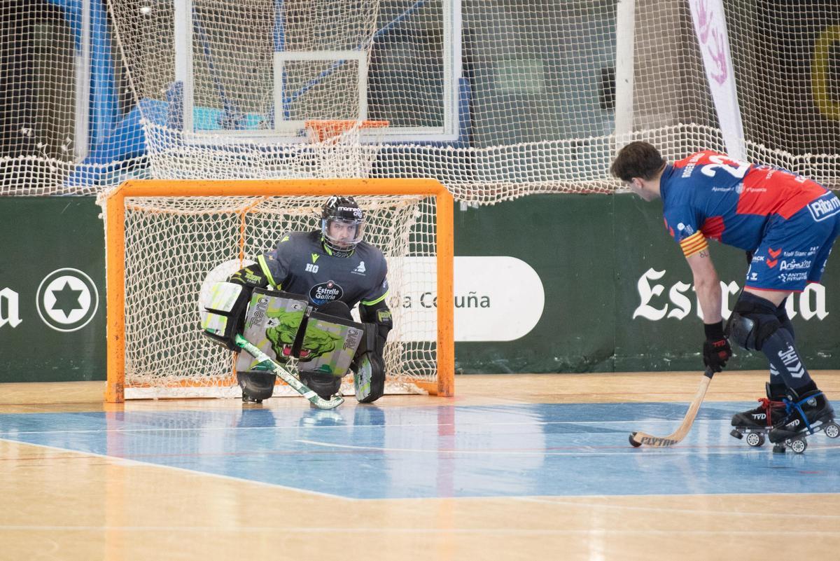 Blai Roca, ante Roger Bars en el penalti anotado por el cuadro catalán.