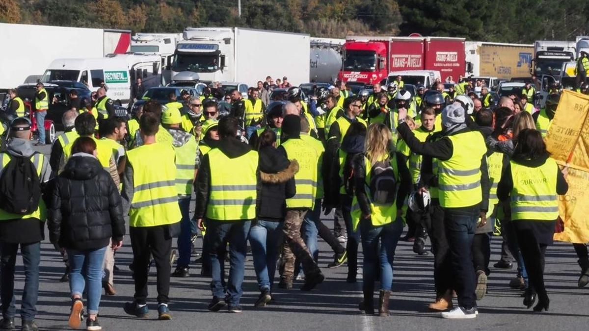 Una manifestación de 'chalecos amarillos' bloquea el paso del tráfico en el peaje de la localidad francesa de Le Boulou.