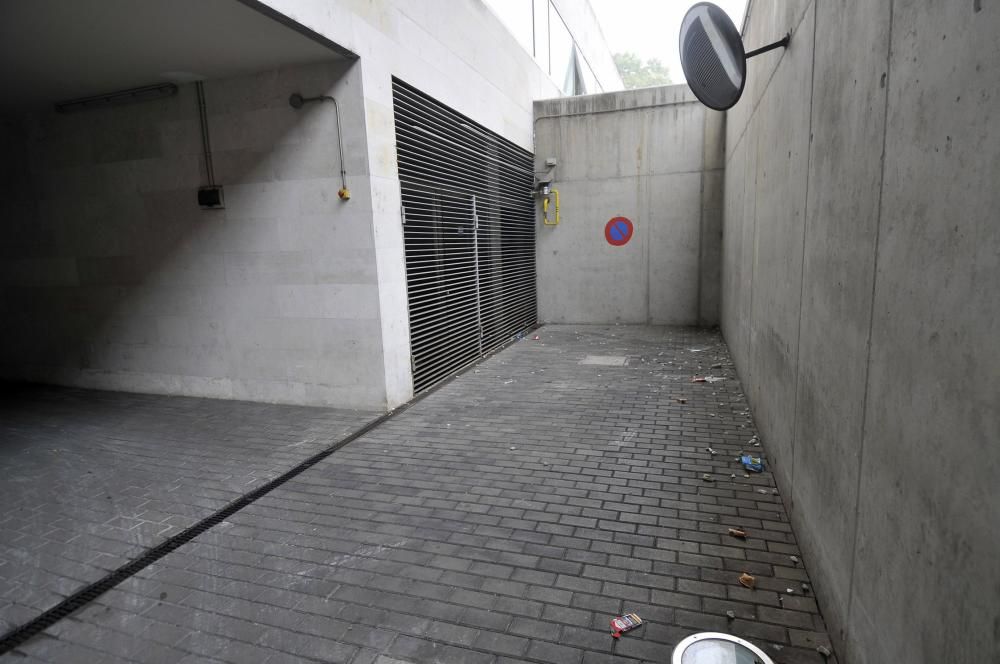 Restos de botellón y pintadas en el centro de salud de Mieres Sur