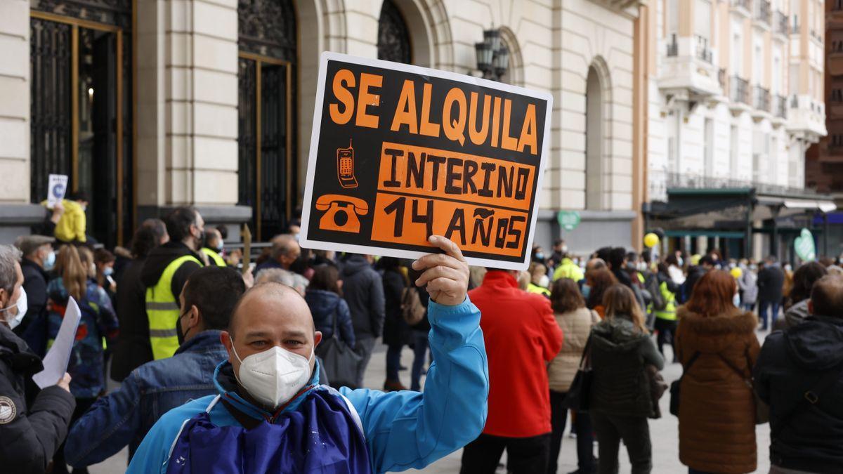 Un trabajador interino en una protesta para pedir el cese del abuso de la temporalidad por parte de las administraciones públicas.