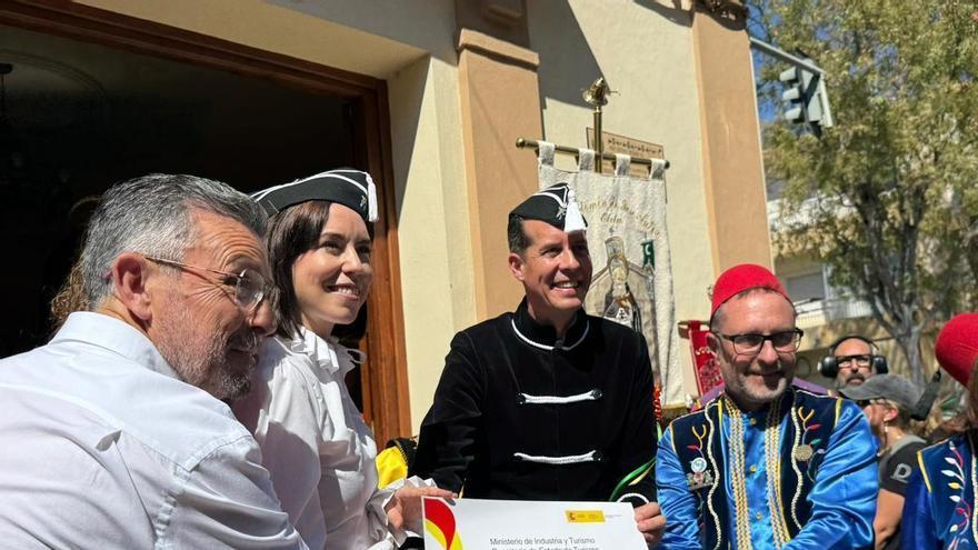 Morant se viste de Estudiante en Elda para celebrar el reconocimiento internacional de los Moros y Cristianos