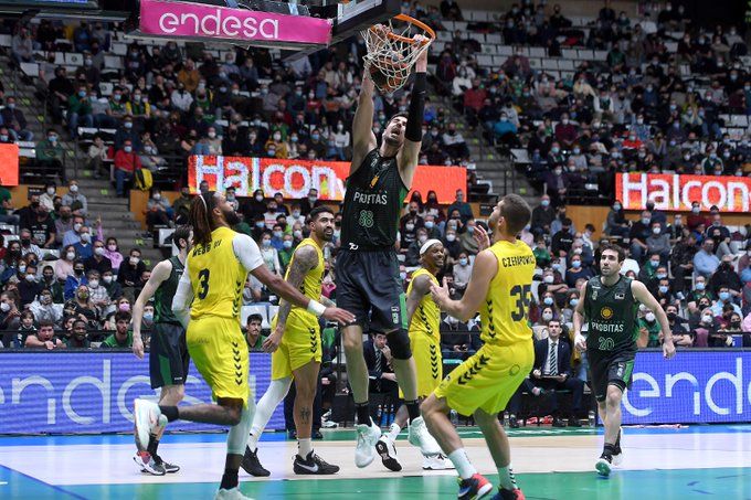 Ante Tomic anota tras romper la defensa del UCAM Murcia.