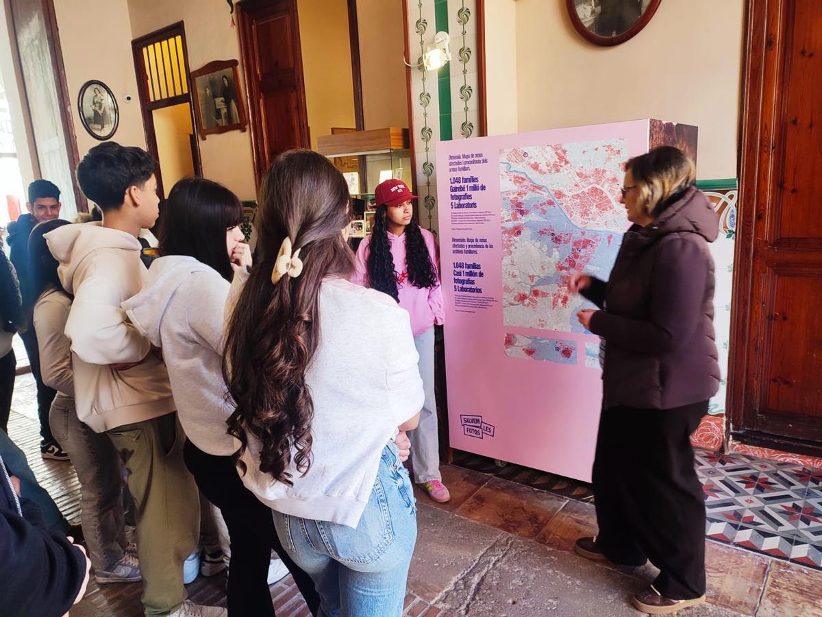 La directora del proyecto explica el proceso a los alumnos del colegio de Alfafar.