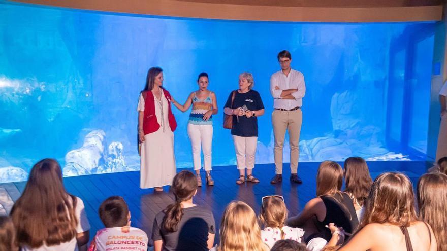 Niños ucranianos visitan en el Oceanogràfic a las belugas de Járkov: "Nunca estaremos solos"