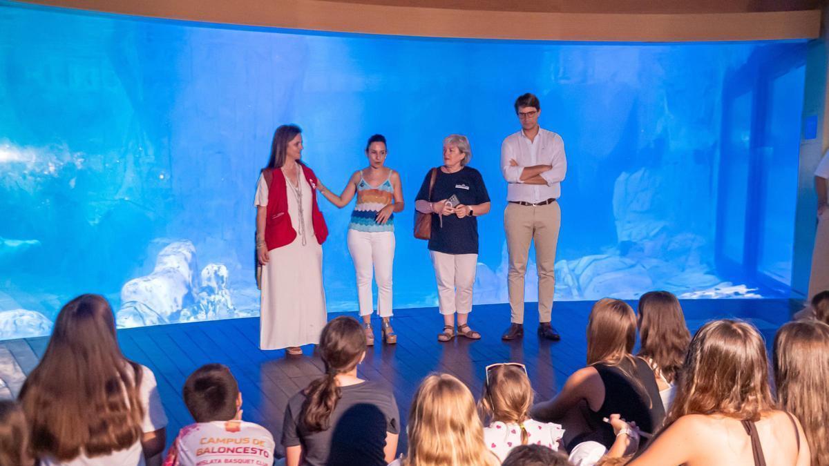 Representantes en un encuentro de los niños acogidos del programa 'Vacaciones en paz' con las belugas ucranianas en el Oceanográfic, acompañados de la consellera de Servicios Sociales, Familia e Infancia, Elena Albalat