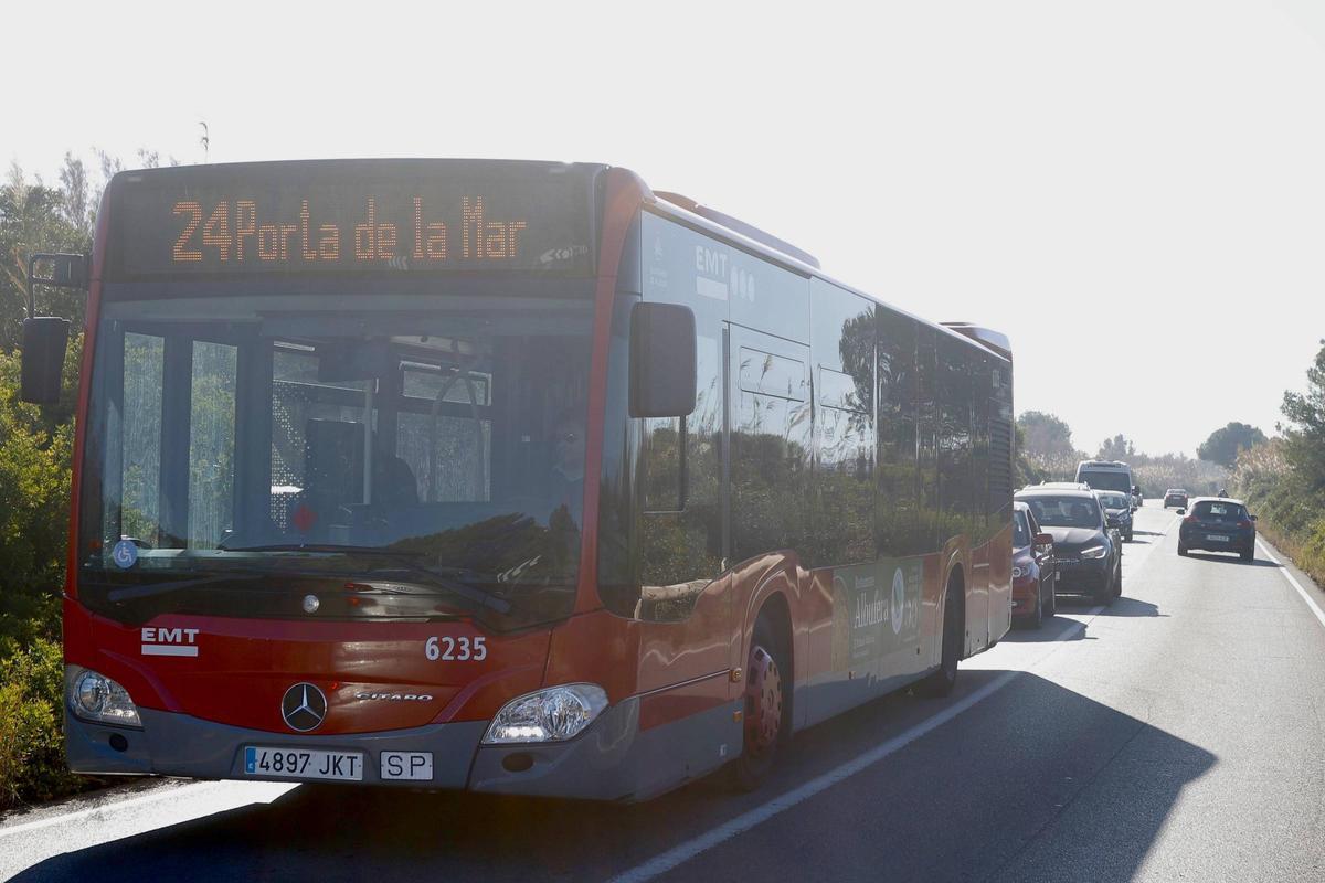 Un autobús de la EMT bloqueado en la carretera de salida de El Palmar, por los vehículos que esperan a entrar en el Centre d'interpretació del Racó de l'Olla.