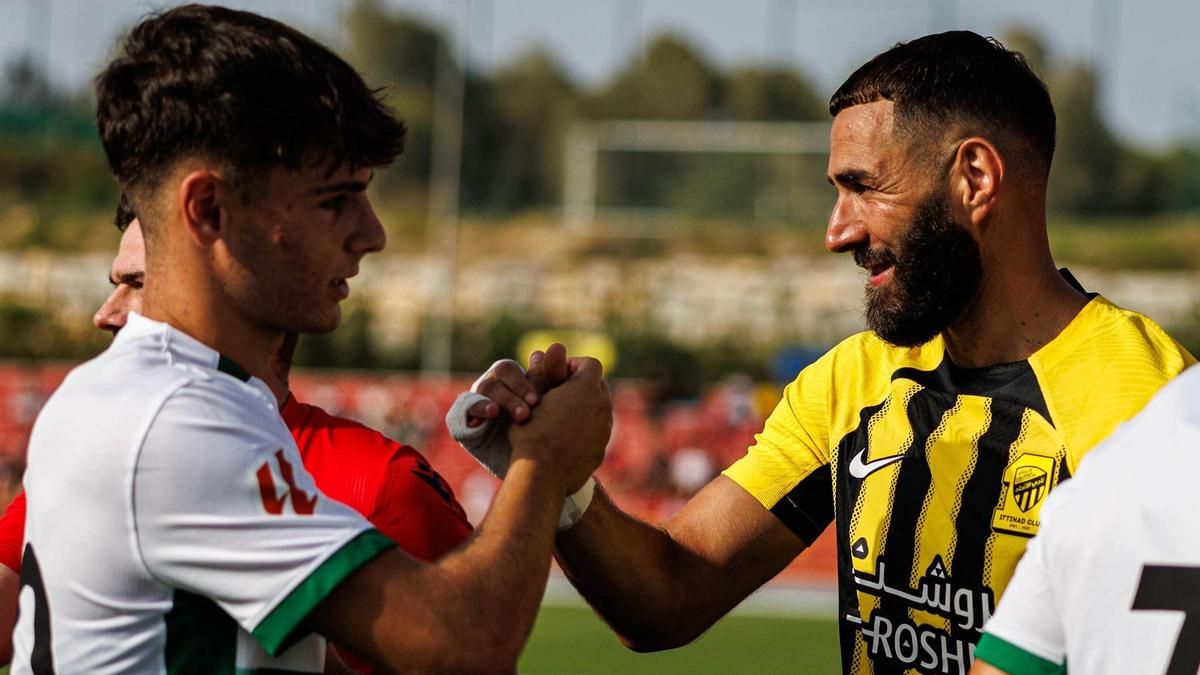 Mendoza y Benzema se dan la mano al comenzar el choque