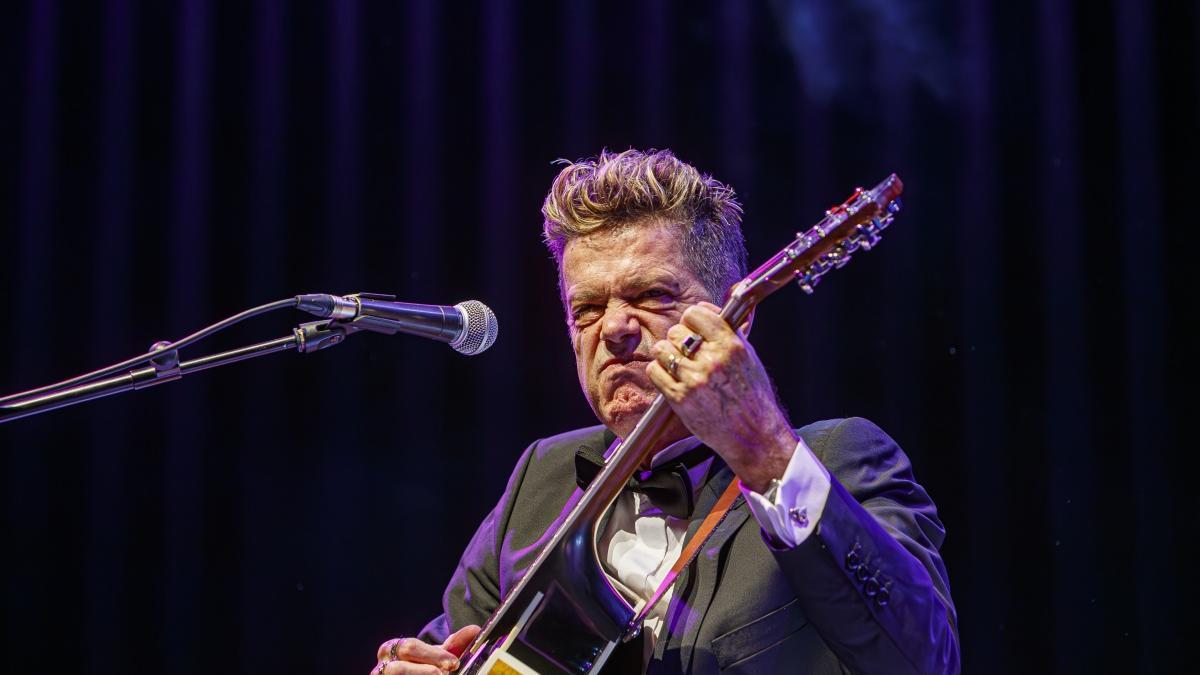 Santiago Auserón durante un concierto en Zaragoza.