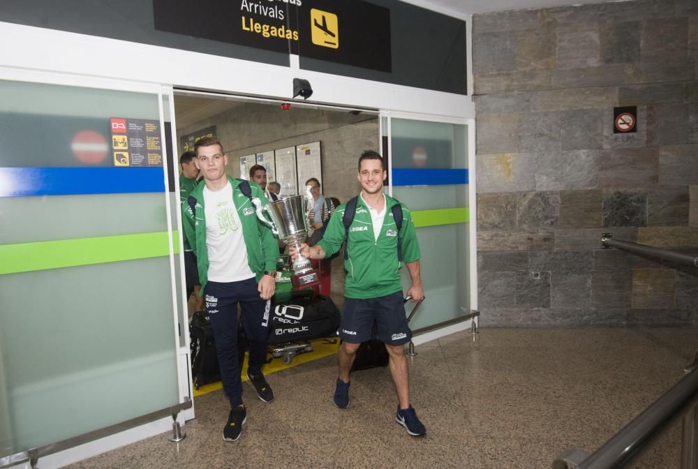 Los jugadores del Liceo regresan a casa tras conquistar la Supercopa de España
