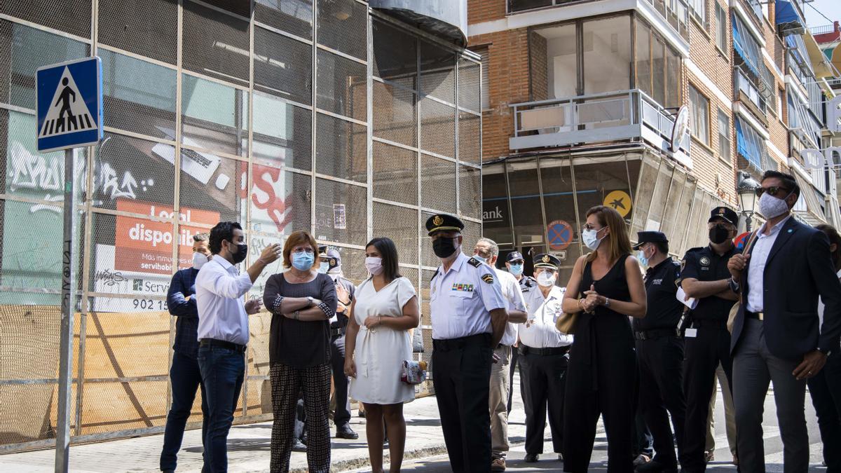 Las autoridades, en su visita a la calle Mayor.