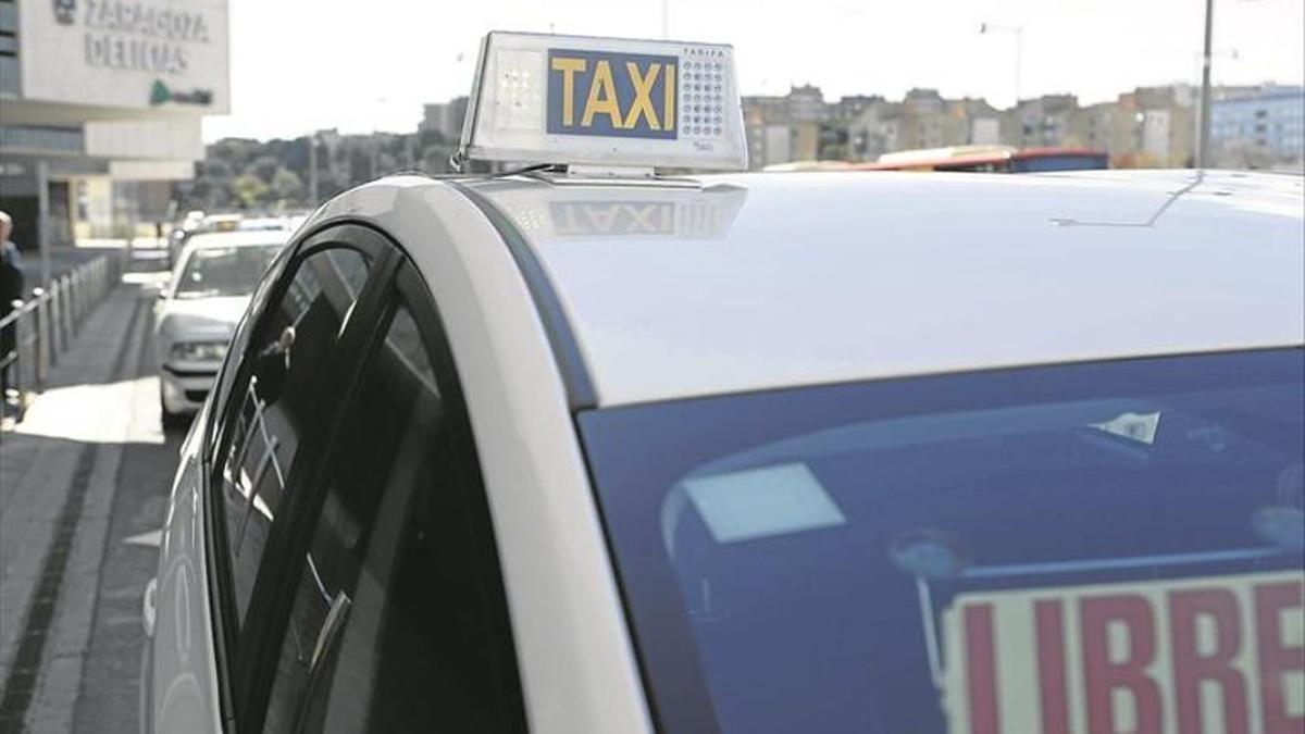 Imagen de archivo de una para de taxis de Zaragoza.