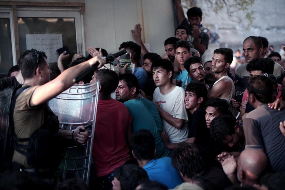 Vídeo dels enfrontaments entre refugiats i policies a l’illa grega de Lesbos.