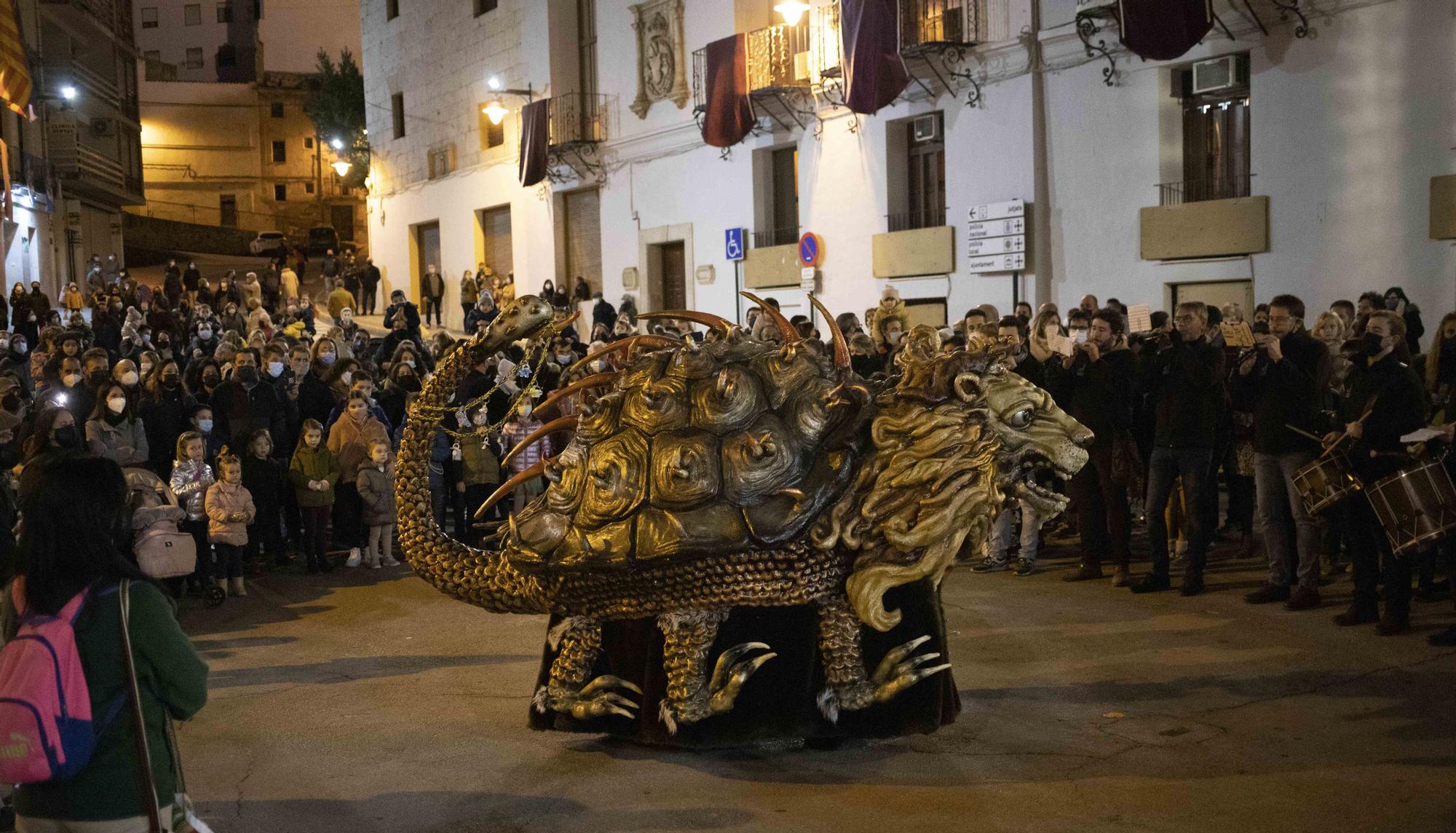 Ontinyent se vuelca en la "retreta" y el desfile de "Gegants i Cabets" por las fiestas de la Purísima