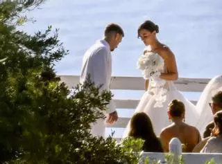 Un 'sí, quiero' frente al mar de Mallorca: Rels B y Nicole Betancur celebran una boda íntima y discreta en Son Marroig