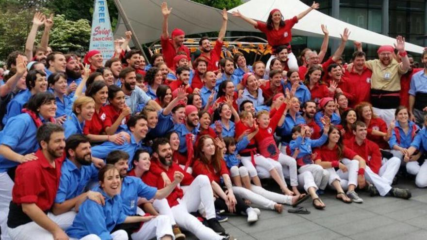 Els Castellers of London amb la colla convidada, els Geperuts de París, a la primera trobada internacional.