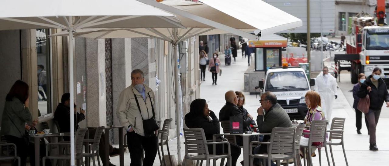 El Concello permitirá ampliar todas las terrazas mientras no estorben a los peatones