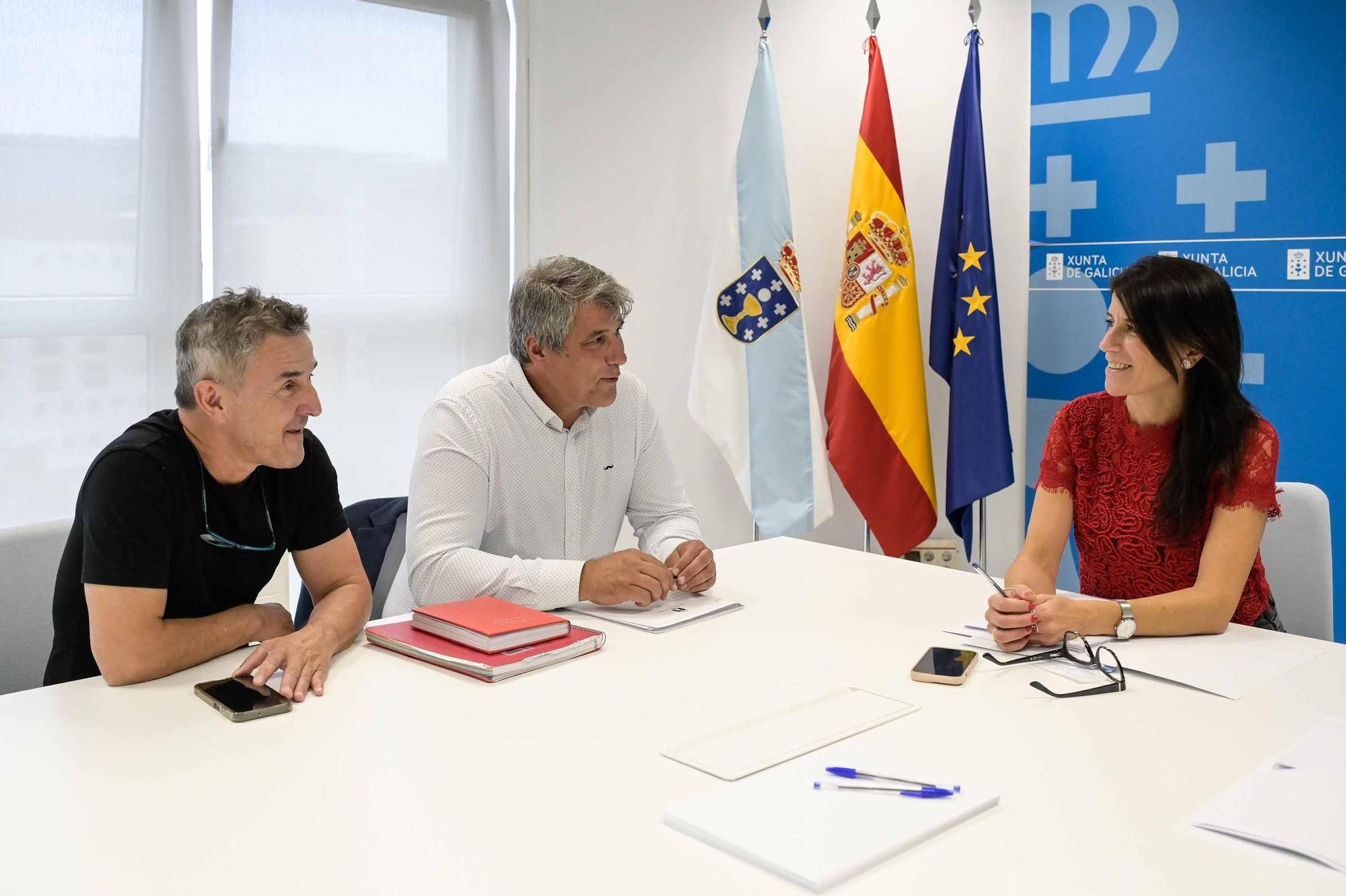 Francisco Santiago, esquerda, Javier Domínguez na xuntanza coa conselleira María Martínez.
