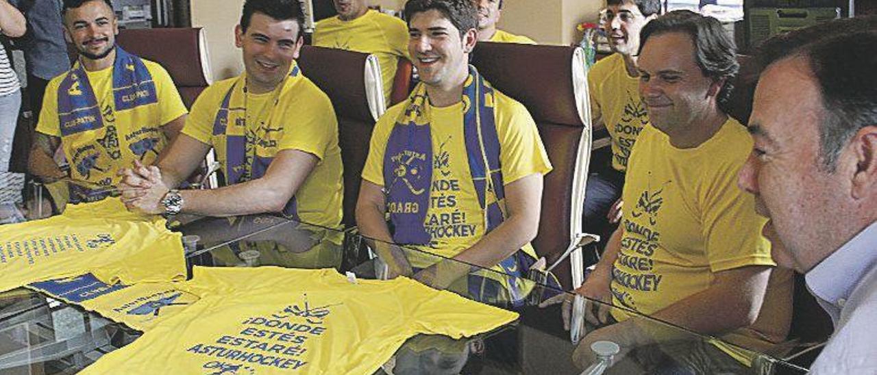 El alcalde, José Luis Trabanco en la recepción que realizó el Ayuntamiento, junto al presidente, Adrián Fernández; el entrenador, David Miranda; el capitán, Borja Bernardo, y el &quot;Pichichi&quot;, Pedro González. Detrás aparecen el portero Iván Fernández, el preparador físico, Carlos Fernández, y el segundo entrenador, Juan José Garrido. Abajo, Carlos Nava, Pablo Rodríguez, Pelayo Aspra y Jorge Hidalgo; detrás, Curro Fernández-Ávila, Álex Fandes y Nico Carmona.