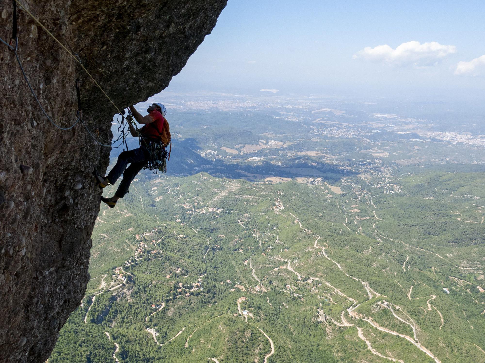 Imatges escalant a Montserrat de Jordi Pina, autor del llibre "Metres avall"