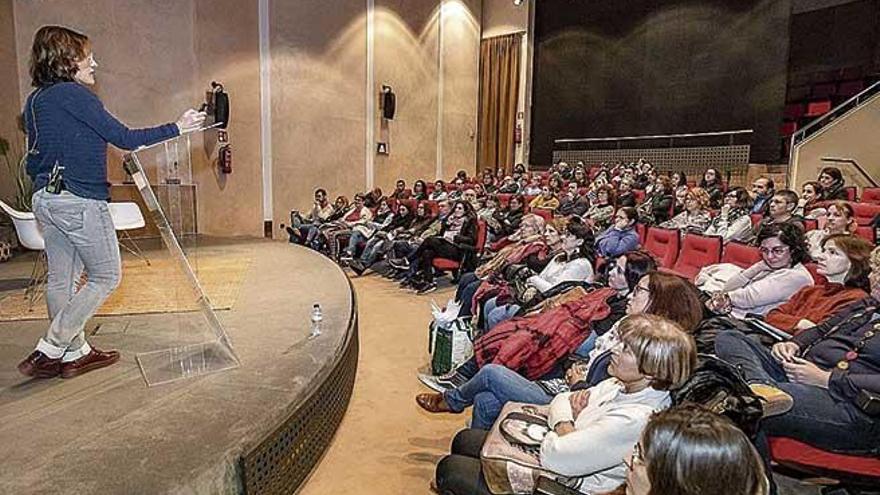 La doctora Joana Maria AndrÃ©s se dirige a un atento pÃºblico, ayer en el Club.