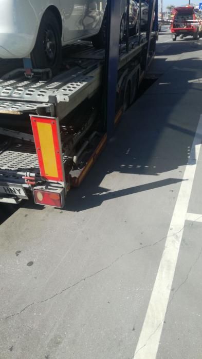 Un trailer cargado de coches del concesionario de Opel ocasionó un boquete en la calzada y tuvo que ser rescatado por una grúa de grandes dimensiones