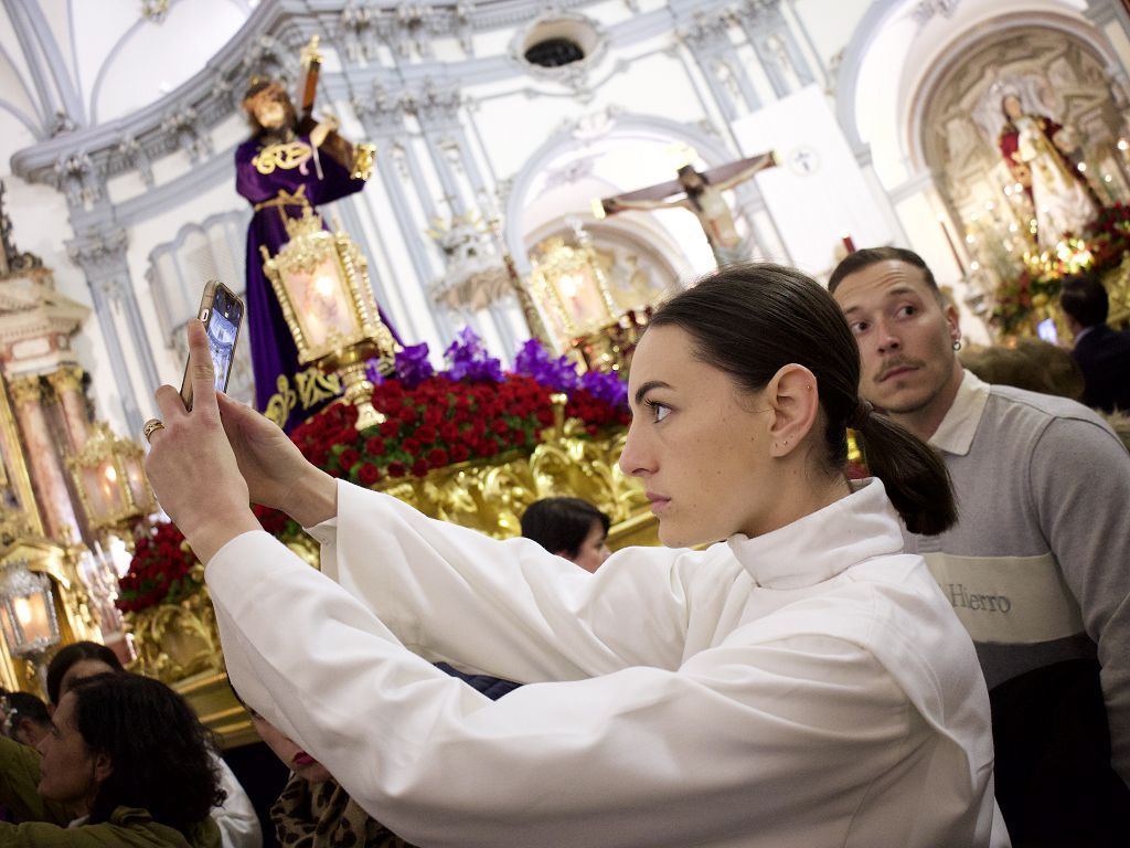 La Cofradía de la Salud vive su fe en el interior de San Juan de Dios de Murcia.