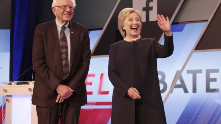 Clinton y Sanders endurecen su duelo